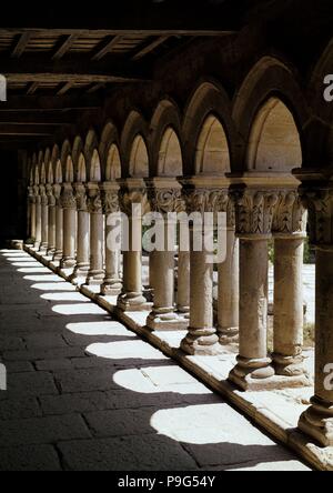 CLAUSTRO ROMANICO DEL SIGLO XII. Lage: COLEGIATA, SANTILLANA DEL MAR, SPANIEN. Stockfoto