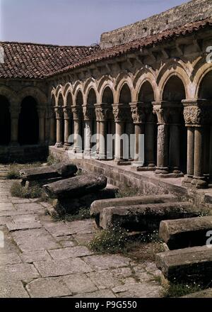 CLAUSTRO ROMANICO DEL SIGLO XII. Lage: COLEGIATA, SANTILLANA DEL MAR, SPANIEN. Stockfoto