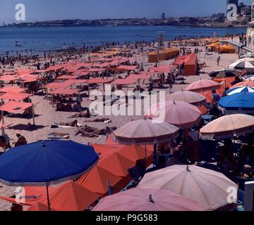 SOMBRILLAS EN LA PLAYA DE TAMARIZ FRENTE A ESTORIL AÑOS 60 SIGLO XX. Ort: Außen, Estoril, Portugal. Stockfoto