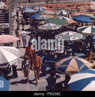 SOMBRILLAS EN LA PLAYA DE TAMARIZ DE ESTORIL AÑOS 60 SIGLO XX. Ort: Außen, Estoril, Portugal. Stockfoto