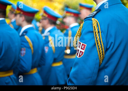 Belgrad, SERBIEN - Juli 14, 2018: Auf dem Wappen der Serbischen Armee auf einem Soldaten formal einheitliche während einer Zeremonie in der Belgr durchführen Stockfoto