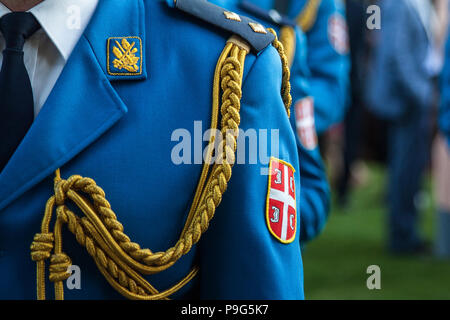 Belgrad, SERBIEN - Juli 14, 2018: Auf dem Wappen der Serbischen Armee auf einem Soldaten formal einheitliche während einer Zeremonie in der Belgr durchführen Stockfoto