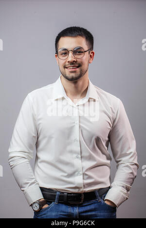 Fröhlicher Mann verkleidet förmlich die Hände in den Taschen. angenehmer Mensch ist eine Pause bei der Arbeit Stockfoto