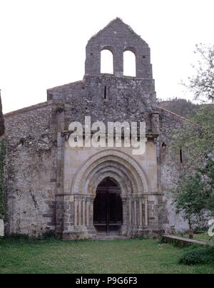 PORTADA DE LA IGLESIA DEL MONASTERIO DE SAN ANTOLIN DE BEDON - SIGLO XIII. Lage: MONASTERIO DE SAN ANTOLIN, San Antolin de BEDON, Asturien, Spanien. Stockfoto