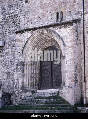 Seitliche PORTADA DE LA IGLESIA DE SANTA MARIA DEL CONCEJO - SIGLO XV - GOTICO ESPAÑOL. Lage: IGLESIA DE SANTA MARIA DEL CONCEJO, Llanes, Asturien, Spanien. Stockfoto