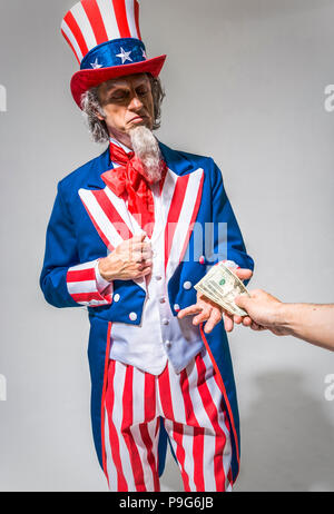 Uncle Sam, Geld zu nehmen. Konzept der Korruption/Auszahlungen, Korruption der Regierung. Stockfoto