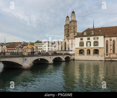 Zürich, Schweiz - 28 September 2017: Munsterbrucke Brücke über den Fluss Limmat, Türme der Grossmünster Cathedral, ein Teil des Wassers, das Kirche b Stockfoto