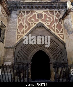 Seitliche PORTADA DE LA IGLESIA DE SANTA ANA DE TRIANA REALIZADA EN EL SIGLO XIV CON REFORMAS POSTERIORES. Lage: IGLESIA DE SANTA ANA DE TRIANA, SPANIEN. Stockfoto