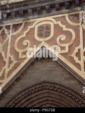 Seitliche PORTADA DE LA IGLESIA DE SANTA ANA DE TRIANA - SIGLO XIV-ESCUDO DE LEON Y CASTILLA. Lage: IGLESIA DE SANTA ANA DE TRIANA, SPANIEN. Stockfoto