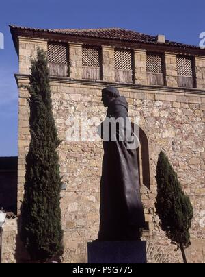 MONUMENTO A FRAY LUIS DE LEON, 1866/69, FRENTE A LA FACHADA DE LA UNIVERSIDAD. Ort: UNIVERSIDAD, Salamanca, Spanien.