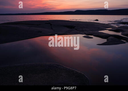 Sonnenuntergang, Ashburton Bay, Neys Provincial Park, Ontario, Kanada, von Bruce Montagne/Dembinsky Foto Assoc Stockfoto