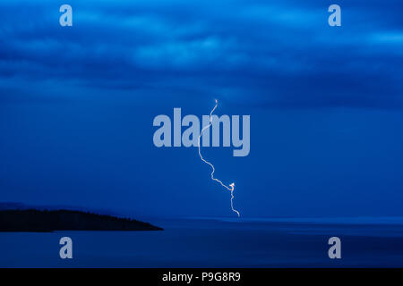 Gewitter mit Blitz, Tettegouche SP, MN, USA, durch die Bruce Montagne/Dembinsky Foto Assoc Stockfoto