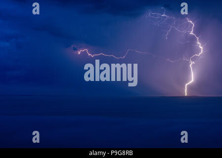 Gewitter mit Blitz, Tettegouche SP, MN, USA, durch die Bruce Montagne/Dembinsky Foto Assoc Stockfoto