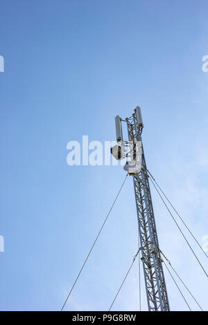 Antenne Funkmast und blauer Himmel. Vertikale Ansicht Stockfoto