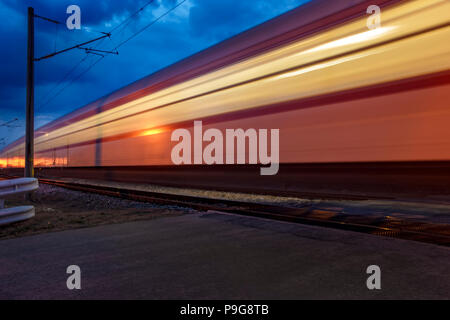 Der leichte Trail der Express am Abend. Stockfoto