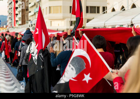Izmir, Türkei - 29 Oktober, 2017: Die Menschen gehen mit Kordon Konak Izmir mit einem riesigen Türkische Flagge und halten ihre türkischen Flaggen auf Händen und einige mit Stockfoto