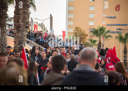 Izmir, Türkei - 29 Oktober, 2017: Die Menschen gehen mit Kordon Konak Izmir mit Holding ihre türkischen Flaggen auf Händen und einige mit Atatürk Portrait an Rep. Stockfoto