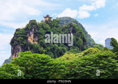 Landschaften in der chinesischen Provinz Guangxi. Traditionelles Gebäude im orientalischen Stil auf der Aussichtsplattform des westlichen Berg von Yangshuo Stockfoto