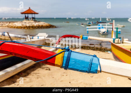 Traditionelle indonesische Outrigger Stil mit Fischerboot (Jukung) am Strand von Sanur, Bali, Indonesien. Stockfoto