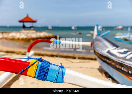 Traditionelle indonesische Outrigger Stil mit Fischerboot (Jukung) am Strand von Sanur, Bali, Indonesien. Stockfoto