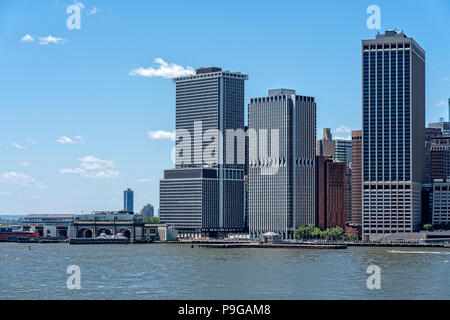 Blick über den East River an der Manhattan Skyline, finanzielle Distrit aus Brooklyn Heights, New York, USA. Stockfoto