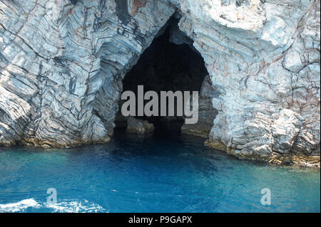 Eingang in den Felsen zu den grossen Meer Höhle. Blaue Grotte in Montenegro Stockfoto