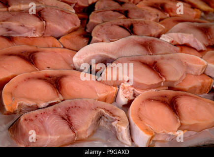 Frischen Schwertfisch Steaks verkauft am Haymarket Farmers Market in Boston, MA Stockfoto