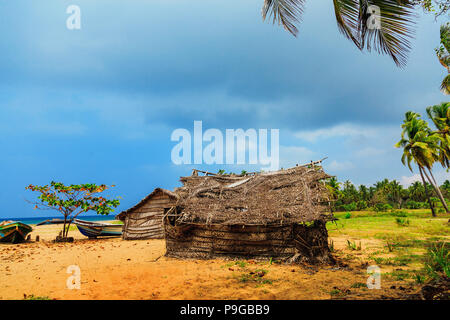Reetgedeckte coconut Leaf House oder fischerhütte am tropischen Strand. Traditionelle oder Vintage eco-freundliches Zuhause in einem ländlichen Dorf Stockfoto