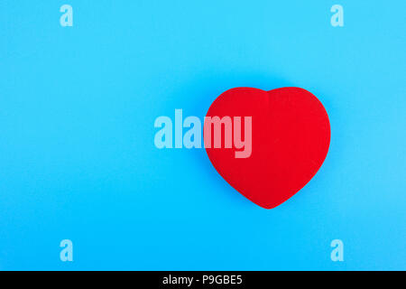 Helles rotes Herz mit Copyspace auf blauem Hintergrund. Liebe, Ehe, Verlobung, Tag Valentinstag Konzept Stockfoto