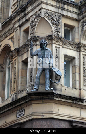 Statue von John Lennon auf Nacht Hotel der harten Tag, Liverpool, Merseyside, England, Großbritannien Stockfoto