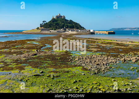 Marazion Cornwall England Juli 13, 2018 St. Michaels Mount bei Ebbe Stockfoto