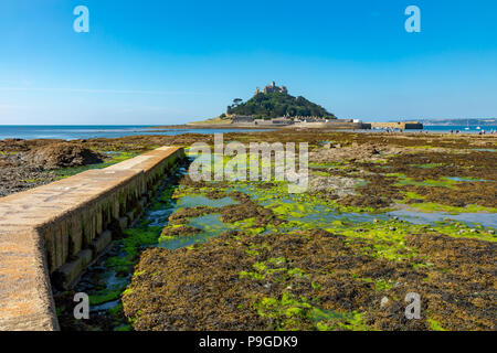 Marazion Cornwall England Juli 13, 2018 St. Michaels Mount bei Ebbe Stockfoto