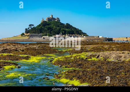 Marazion Cornwall England Juli 13, 2018 St. Michaels Mount bei Ebbe Stockfoto