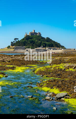 Marazion Cornwall England Juli 13, 2018 St. Michaels Mount bei Ebbe Stockfoto