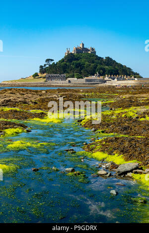 Marazion Cornwall England Juli 13, 2018 St. Michaels Mount bei Ebbe Stockfoto