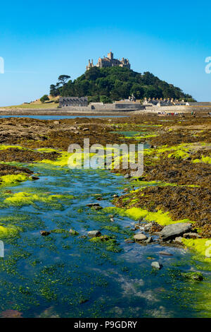 Marazion Cornwall England Juli 13, 2018 St. Michaels Mount bei Ebbe Stockfoto