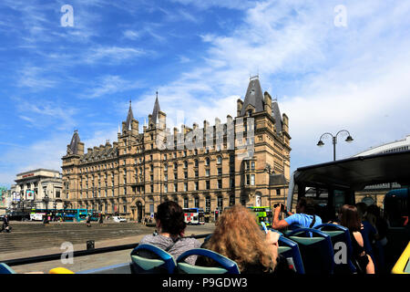 Touristen auf den Hop-on/Hop-off Bus, Liverpool, Merseyside, England, Großbritannien Stockfoto