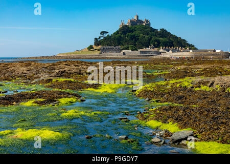 Marazion Cornwall England Juli 13, 2018 St. Michaels Mount bei Ebbe Stockfoto