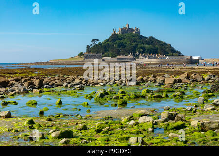 Marazion Cornwall England Juli 13, 2018 St. Michaels Mount bei Ebbe Stockfoto