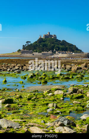 Marazion Cornwall England Juli 13, 2018 St. Michaels Mount bei Ebbe Stockfoto