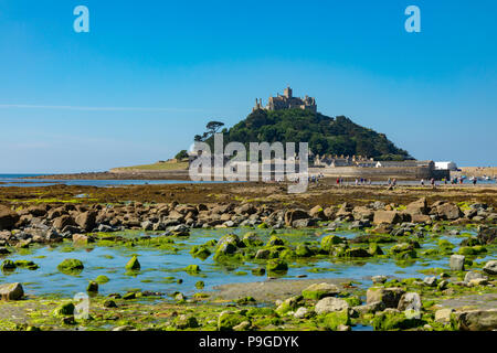 Marazion Cornwall England Juli 13, 2018 St. Michaels Mount bei Ebbe Stockfoto