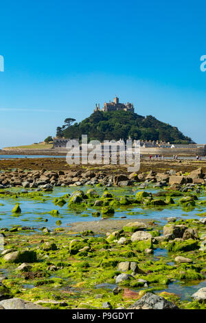 Marazion Cornwall England Juli 13, 2018 St. Michaels Mount bei Ebbe Stockfoto