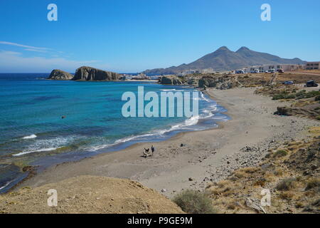 Sandstrand und das Dorf La Isleta del Moro in Cabo de Gata-Níjar Naturparks, Mittelmeer, Almeria, Andalusien, Spanien Stockfoto