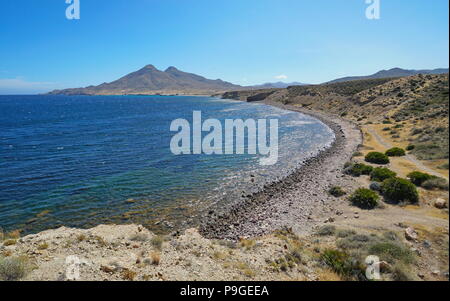 Küstenlandschaft in Cabo de Gata-Níjar Naturparks mit dem Massiv von Los Frailes im Hintergrund, Mittelmeer, Almeria, Andalusien, Spanien Stockfoto