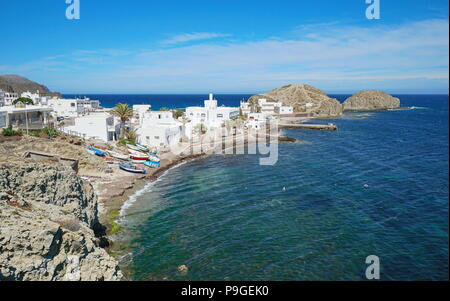 Das malerische Dorf La Isleta del Moro am Ufer des Mittelmeers, Cabo de Gata-Níjar, Almería, Andalusien, Spanien Stockfoto