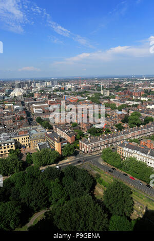 Dachterrasse mit Blick auf die Liverpool City aus der anglikanischen Kathedrale von Liverpool, Liverpool, Merseyside, England, Großbritannien Stockfoto