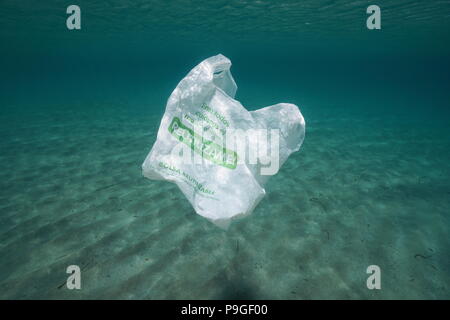 Kunststoff Verschmutzung Unterwasser, ein wiederverwendbarer Beutel hilflos im Mittelmeer, Almeria, Andalusien, Spanien Stockfoto