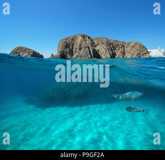 Felsformation an der Küste mit Fisch und Sand unter Wasser, geteilte Ansicht oberhalb und unterhalb der Oberfläche, Mittelmeer, La Isleta del Moro, Spanien Stockfoto