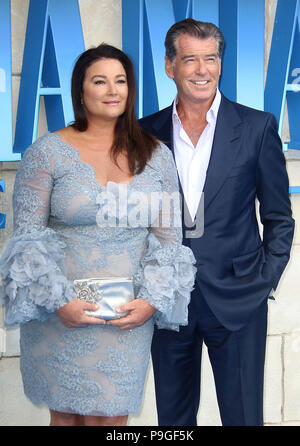 LONDON - May 16, 2018: Pierce Brosnan und Frau Keely Shaye Smith der Mamma Mia! Hier gehen wir wieder Film Premiere Stockfoto