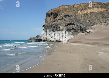 Sandstrand und felsigen Klippen, Cala Chica in Cabo de Gata-Níjar Naturparks, Mittelmeer, Almeria, Andalusien, Spanien Stockfoto